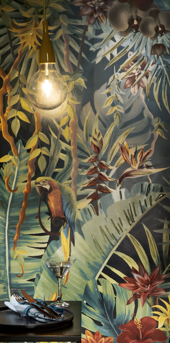 Parete con carta da parati botanica dai toni scuri