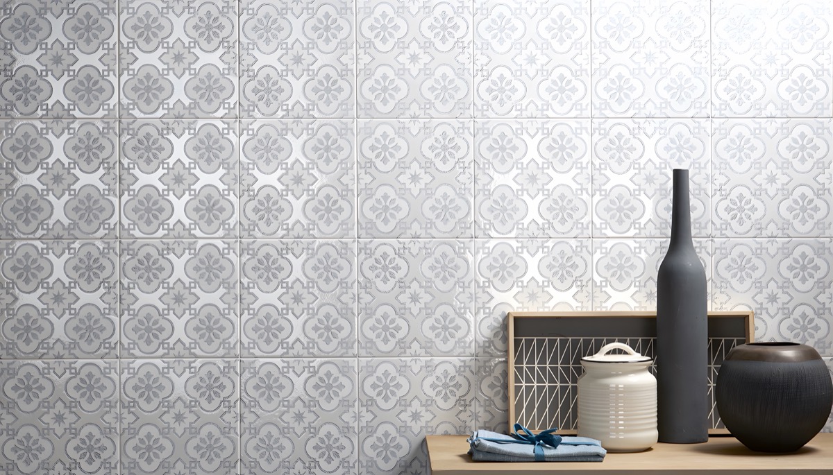 Cucina con rivestimento in piastrelle decorate a rilievo