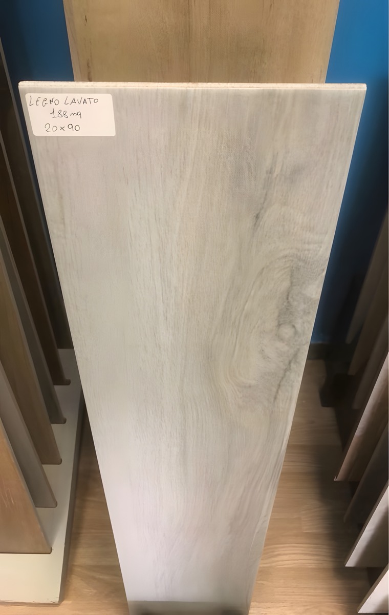 Listone in gres porcellanato effetto legno lavato esposto in showroom