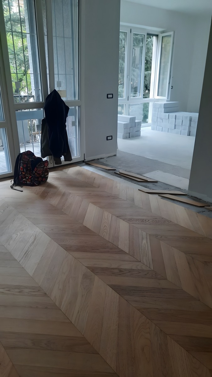 Posa di parquet a spina di pesce in un appartamento in ristrutturazione